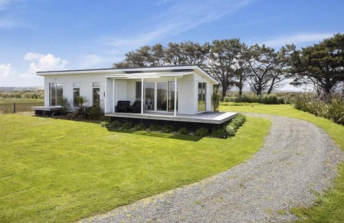 Colac Bay House | Surfs up beach Bach