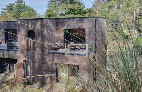 Quend House | Suspended getaway accommodation "Le Cèdre Rouge", private spa and pine forest view