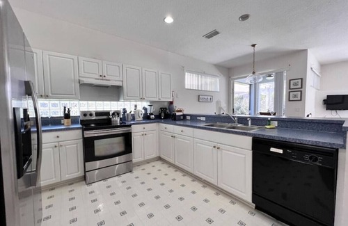 Sunset Lakes House | SV2925 - 4 Bedroom w/Pool Close to Disney