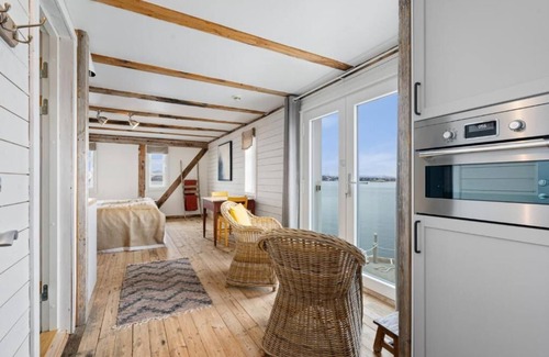 Averoy Municipality House | Sveggvika Guesthouse