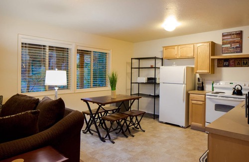 West Portland Park Apartment | SW Portland Close in 2 bedroom unit on private forested lot. Close to OHSU