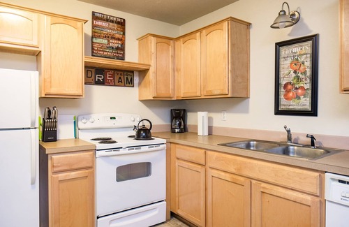 West Portland Park Apartment | SW Portland Close in 2 bedroom unit on private forested lot. Close to OHSU