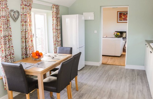 Burlton Cottage | SWALLOW BARN, family friendly, with a garden in Myddle