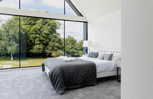 Rugby House | Swallow Fields Old Barn by Eason Stays - Luxury Barn with Private Driveway, Huge Garden and Cinema Room with 360 Surround Sound