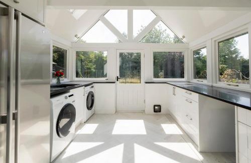 Rugby House | Swallow Fields Old Barn by Eason Stays - Luxury Barn with Private Driveway, Huge Garden and Cinema Room with 360 Surround Sound