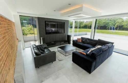 Rugby House | Swallow Fields Old Barn by Eason Stays - Luxury Barn with Private Driveway, Huge Garden and Cinema Room with 360 Surround Sound