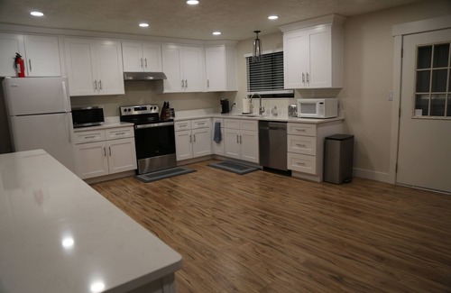 Garden City House | Swan Creek Haven - pickleball court! 2mi from Marina! n7 bed 4 bath sleep 32
