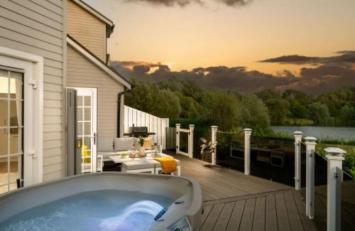 South Cerney House | Swans Rest Lakeside Retreat with Kayaks & Hot Tub