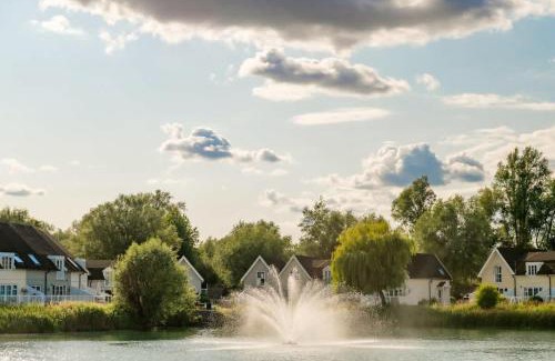 South Cerney House | Swans Rest Lakeside Retreat with Kayaks & Hot Tub