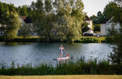 South Cerney House | Swans Rest Lakeside Retreat with Kayaks & Hot Tub