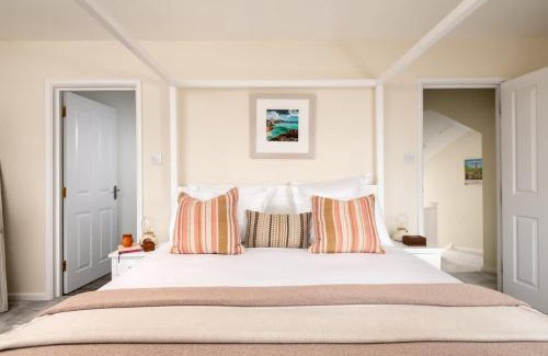 South Cerney House | Swans Rest Lakeside Retreat with Kayaks & Hot Tub