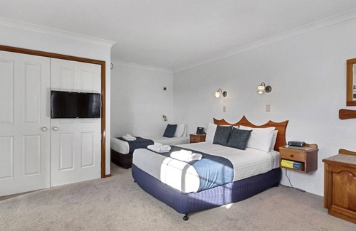 Swansea Cabin | Swansea - "Cottages" Studio Lodge Suites" in Sherbourne Lodge.