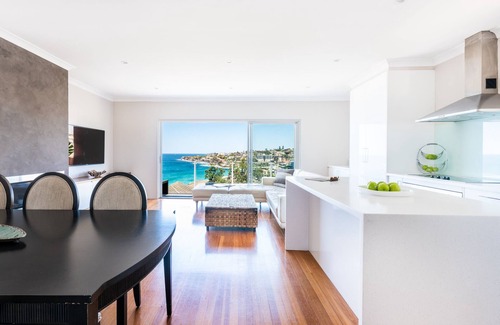 Tamarama Apartment | Sweeping Coastal Panorama with world class beaches at your doorstep