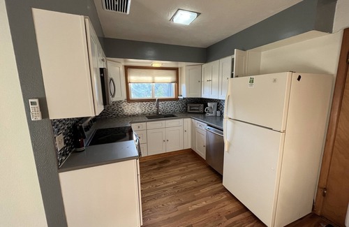 Independence House | Sweet 3 Bedroom, Walk to Main St!