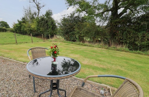 Llanfihangel Tal-y-llyn Cottage | SWEET BRIAR SHEPHERDS HUT, pet friendly, with open fire in Llangorse