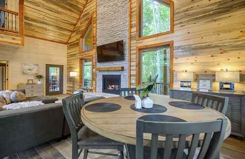 Golden Cabin | Sweet Caroline Creek-Side Cabin 🎯 Games 🔥 Hot Tub 📺 Outdoor TV