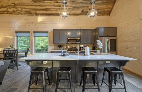 Golden Cabin | Sweet Caroline Creek-Side Cabin 🎯 Games 🔥 Hot Tub 📺 Outdoor TV