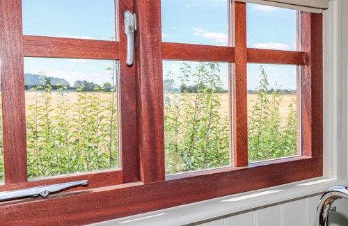 East Drayton Cottage | SWEET CAROLINE SHEPHERD’S HUT, pet friendly in Sutton-On-Trent