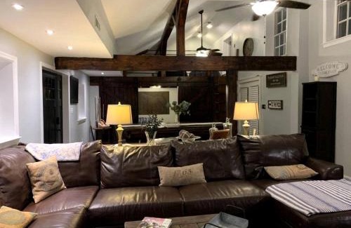 Darnestown House | Sweet Chic Farm Cottage with Pool, Hot-Tub and Beautiful Sunsets in Maryland
