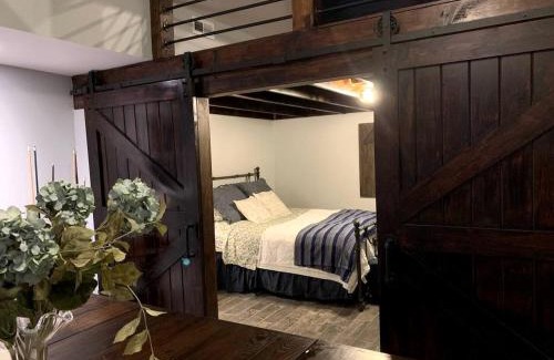 Darnestown House | Sweet Chic Farm Cottage with Pool, Hot-Tub and Beautiful Sunsets in Maryland