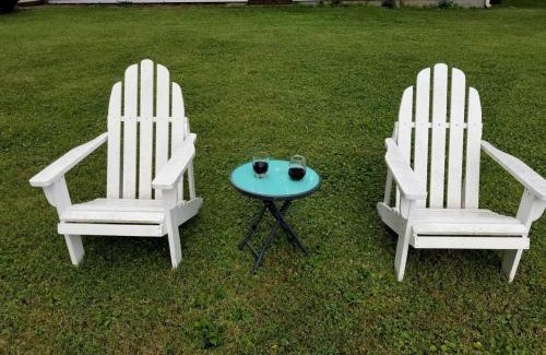 Darnestown House | Sweet Chic Farm Cottage with Pool, Hot-Tub and Beautiful Sunsets in Maryland