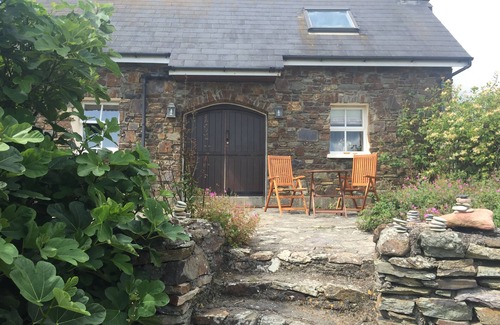 Butlerstown Cottage | Sweet Coach House is located next to a stunning tidal beach on the Wild Atlantic Way
