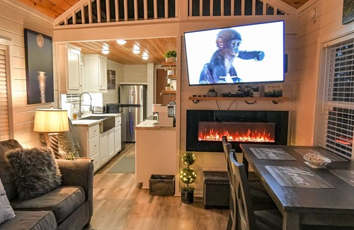Turtletown Cabin | Sweet Creek Retreat | 1 Bed, 1 Bath | Hot Tub | Wifi | Firepit