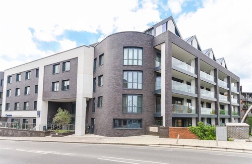 Yiewsley Apartment | Sweet Dreamers.