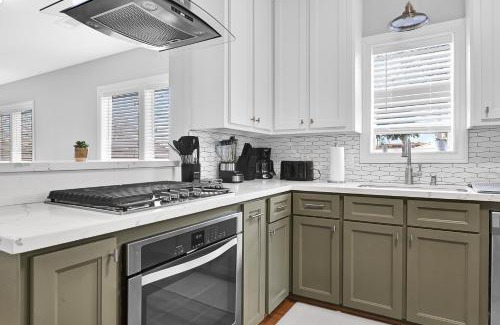 Northside House | Sweet Houston, 14 People, 4 Bethroom, 2 Full Restrooms