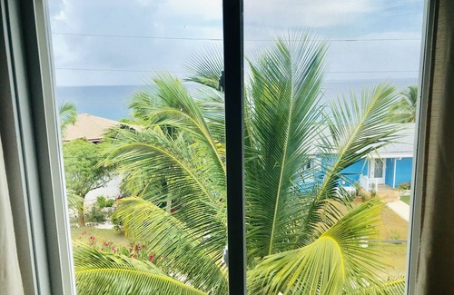 Rainbow Bay House | Sweet Merlot - A Family Rental with a Pool & walking distance to Twin beach