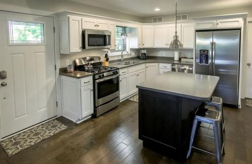 Sugarcreek House | Sweet Private Cabin with Jacuzzi and Fire Pit in Ohio
