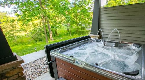 Sugarcreek House | Sweet Private Cabin with Jacuzzi and Fire Pit in Ohio
