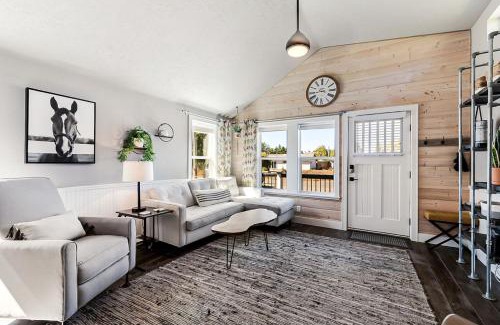 Seaview House | Sweet Seaview Home Near Beach and Trailhead!