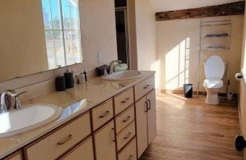Crowley County House | 🍭Sweetest Getaway in Sugar City 🍬 New build, Pet friendly