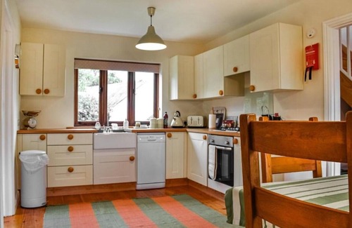 Bridgwater Cottage | Swift Cottage, dog friendly, walk onto the Somerset Levels and find RSPB nsites
