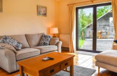 Bridgwater Cottage | Swift Cottage, dog friendly, walk onto the Somerset Levels and find RSPB nsites