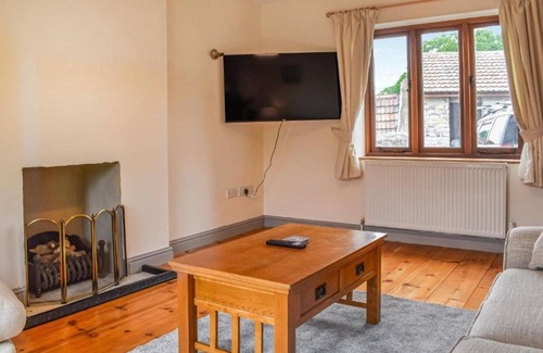 Bridgwater Cottage | Swift Cottage, dog friendly, walk onto the Somerset Levels and find RSPB nsites
