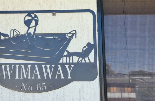 Budgewoi House | "Swimaway"- Coastal Family POOL Getaway