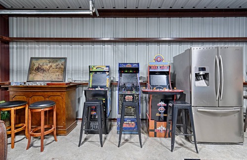Azle House | Swimming Pool, Hot Tub, Sauna, Pickleball, Game Room, Poker Room, BBQ, Longhorns