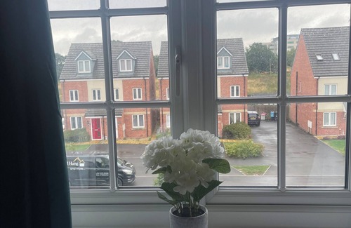Swindon House | Swindon Double En-suite Home with Garage and Free Parking! Contractors!