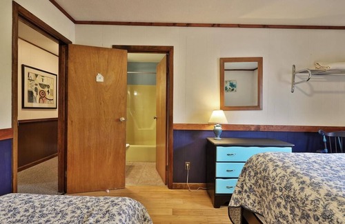 Pittsfield Hotel | Swiss Farm Inn - RM8 "Superstar" Queen Bed & Twin Bed