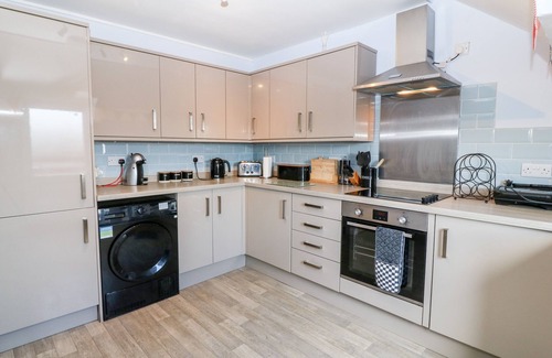 Dinas Dinlle Cottage | SWN Y MOR, family friendly, with hot tub in Dinas Dinlle