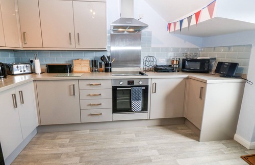 Dinas Dinlle Cottage | SWN Y MOR, family friendly, with hot tub in Dinas Dinlle