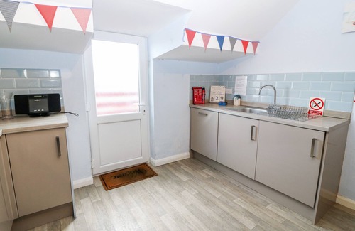 Dinas Dinlle Cottage | SWN Y MOR, family friendly, with hot tub in Dinas Dinlle