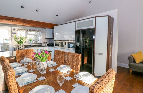 Amroth House | SWN Y MOR, pet friendly, luxury holiday cottage in Amroth