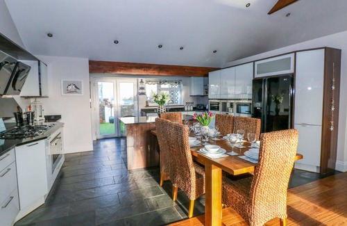 Amroth House | SWN Y MOR, pet friendly, luxury holiday cottage in Amroth