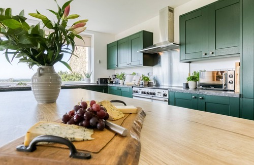 Llanfaethlu Cottage | Swn y Mor Trefadog - sleeps 10 guests in 4 bedrooms