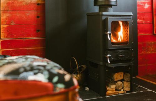 Barnetby Ski Chalet | Sycamore and Stars Off Grid Retreat