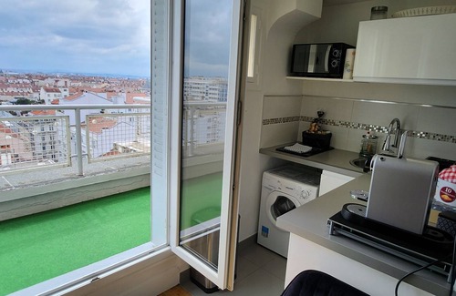 6th Arrondissement Apartment | Tête d'Or Terrace View Household Included Private garage