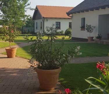 Ujfeherto House | Tóth Vendégház és Apartmanház Újfehértó